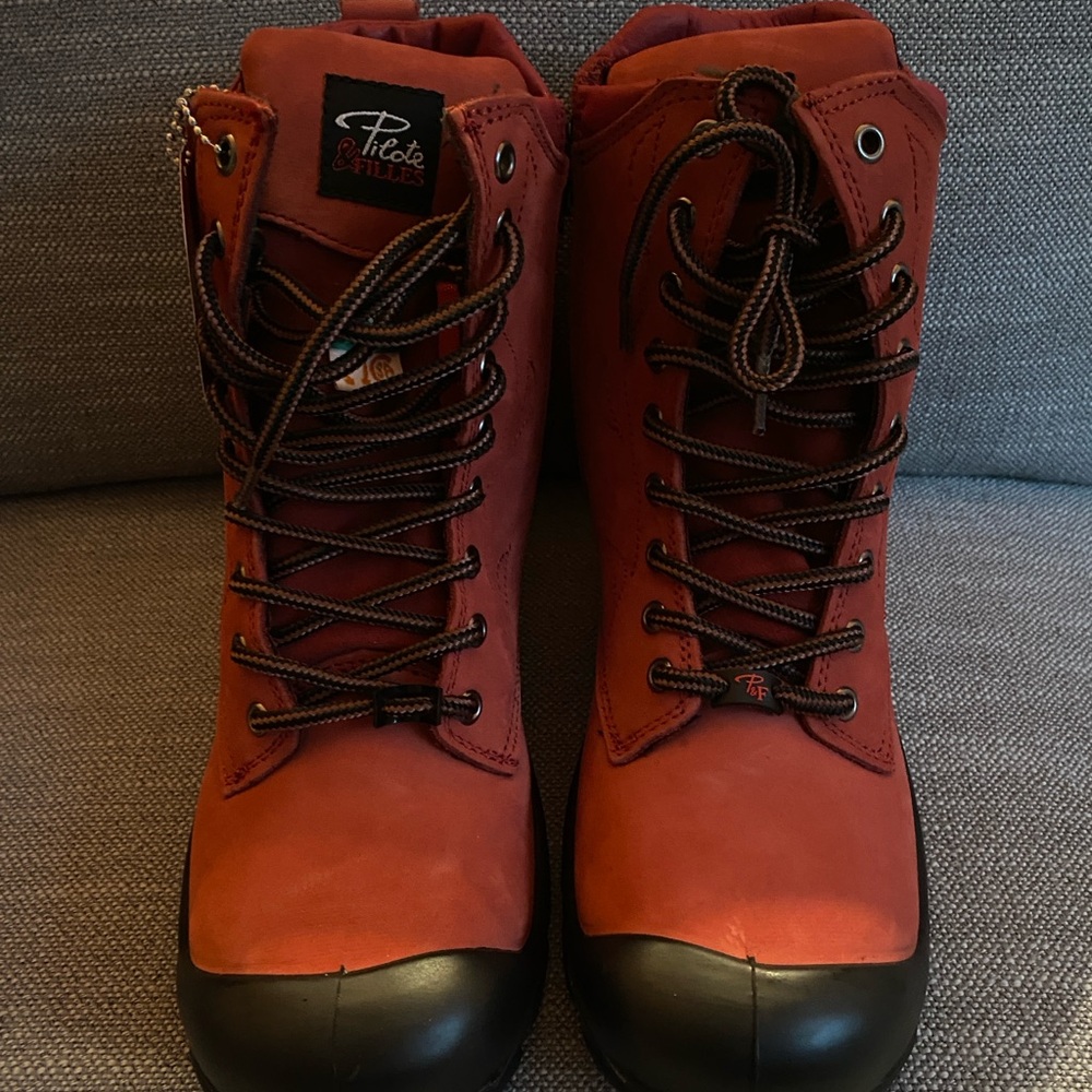 Red protective footwear for work size 10